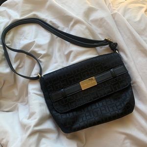 This is a brand new black Tommy Hilfiger purse w/ gold detail.